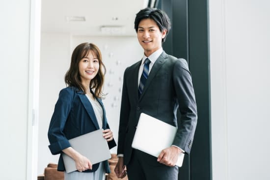 転職エージェントの男女